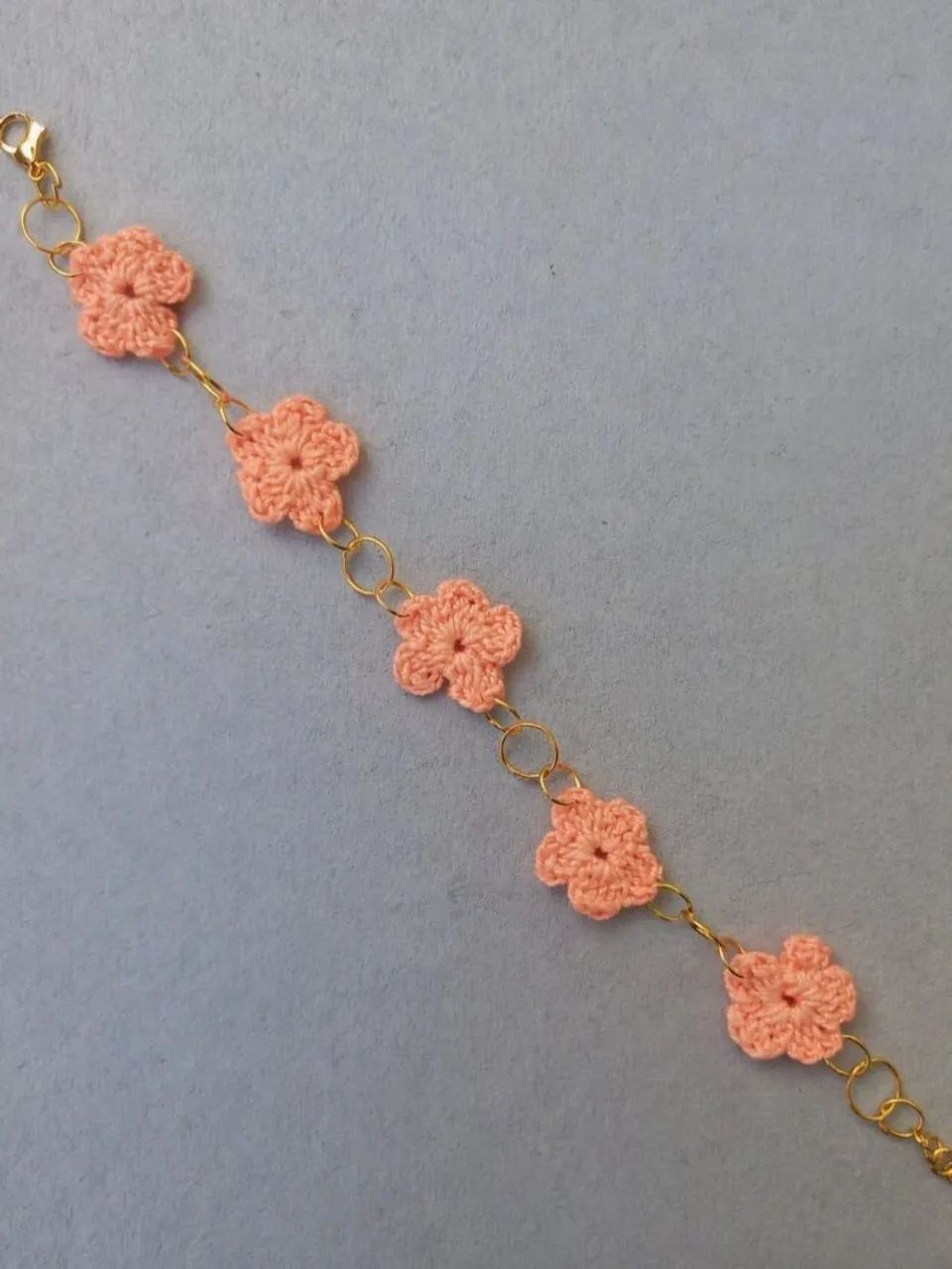 Pulseira Flores de Crochê - Foto 2