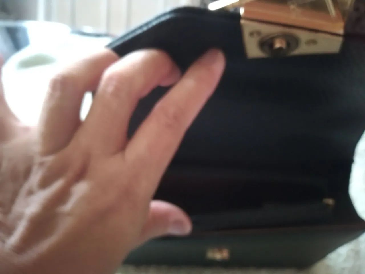 BOLSA QUADRADA PEQUENA DE COURO PRETA - Foto 4