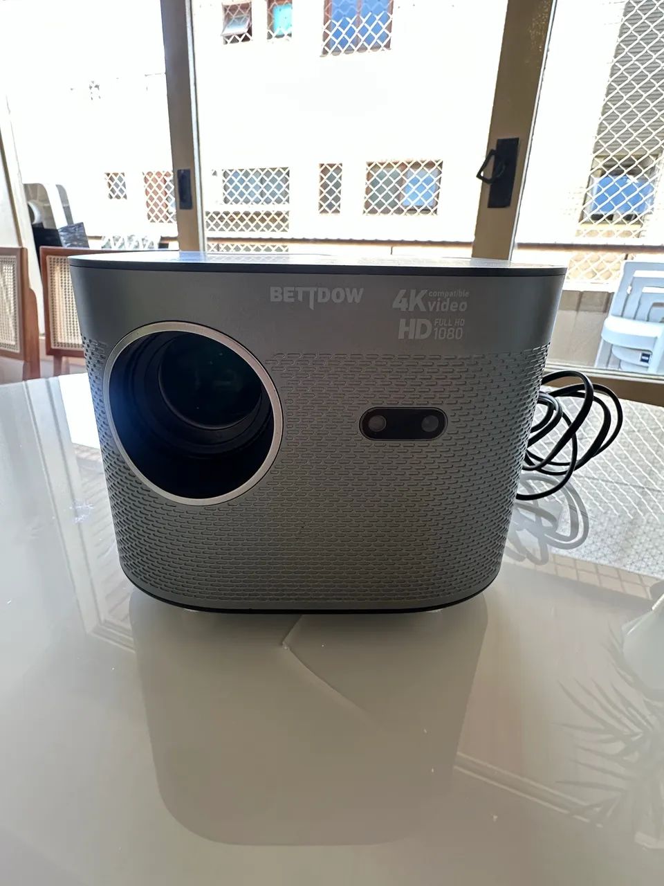 Projetor BETTDOW Full HD 1080p + Tela Retrátil 200x150 + Suporte ajustável 