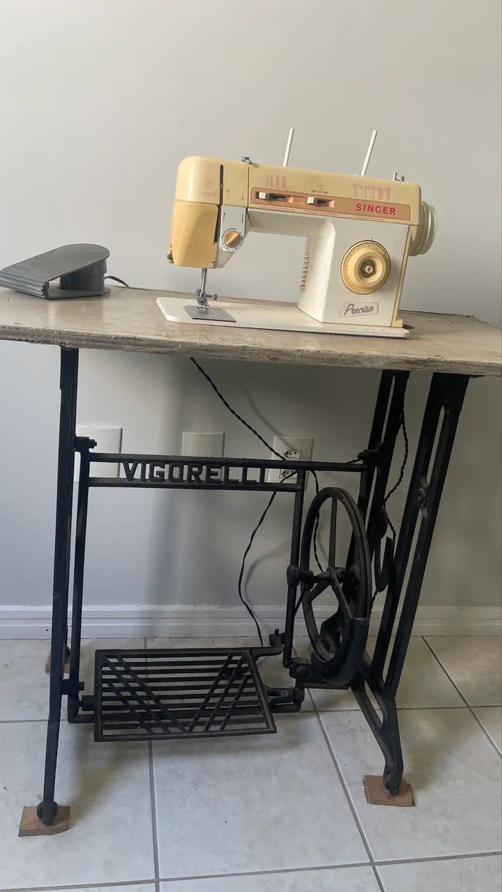 Máquina Singer com pé antigo