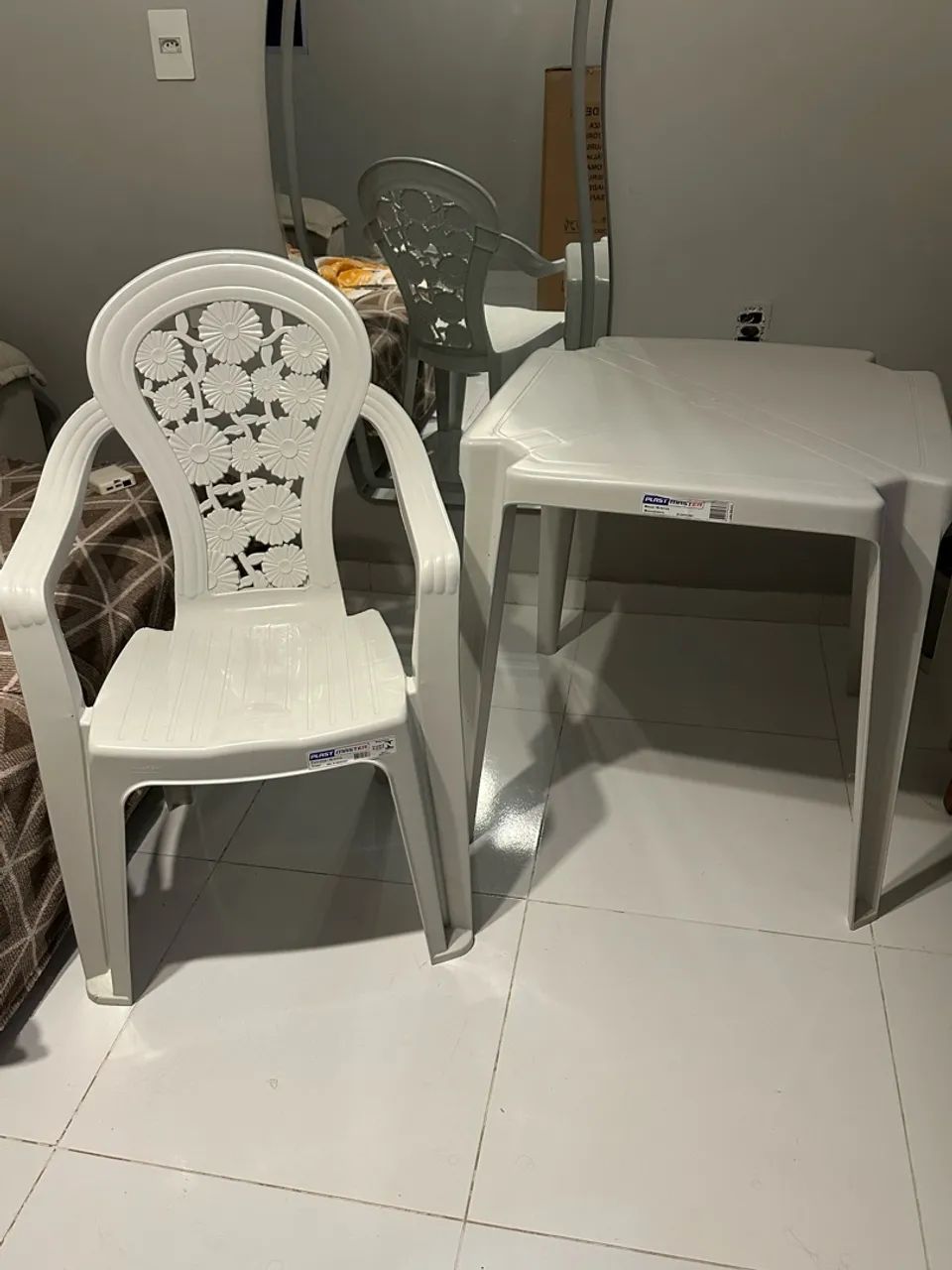 MESA E CADEIRAS