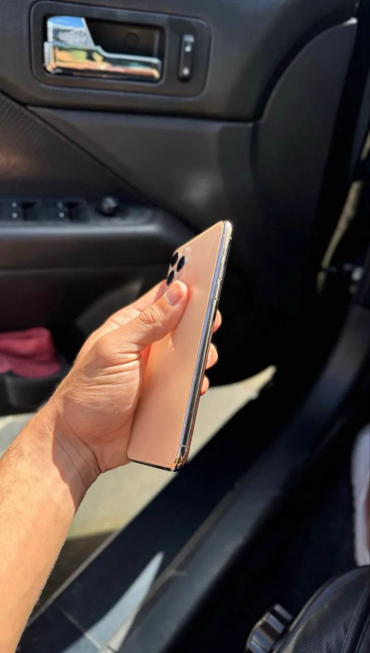 Vendo ou troco IPhone 11 Pro Max - Foto 3