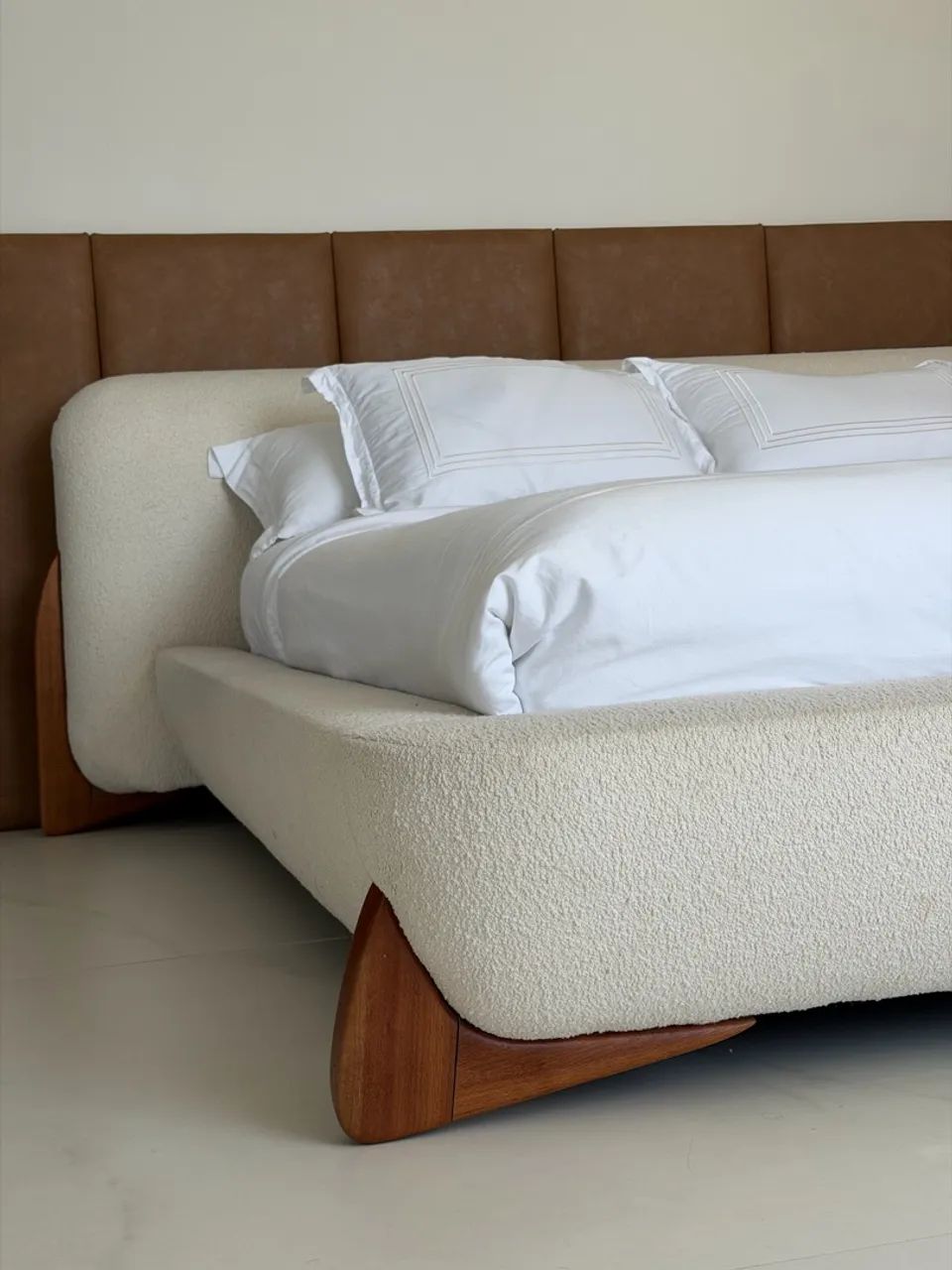 Cama estilo contemporâneo tecido bouclé e madeira maciça  - Foto 5