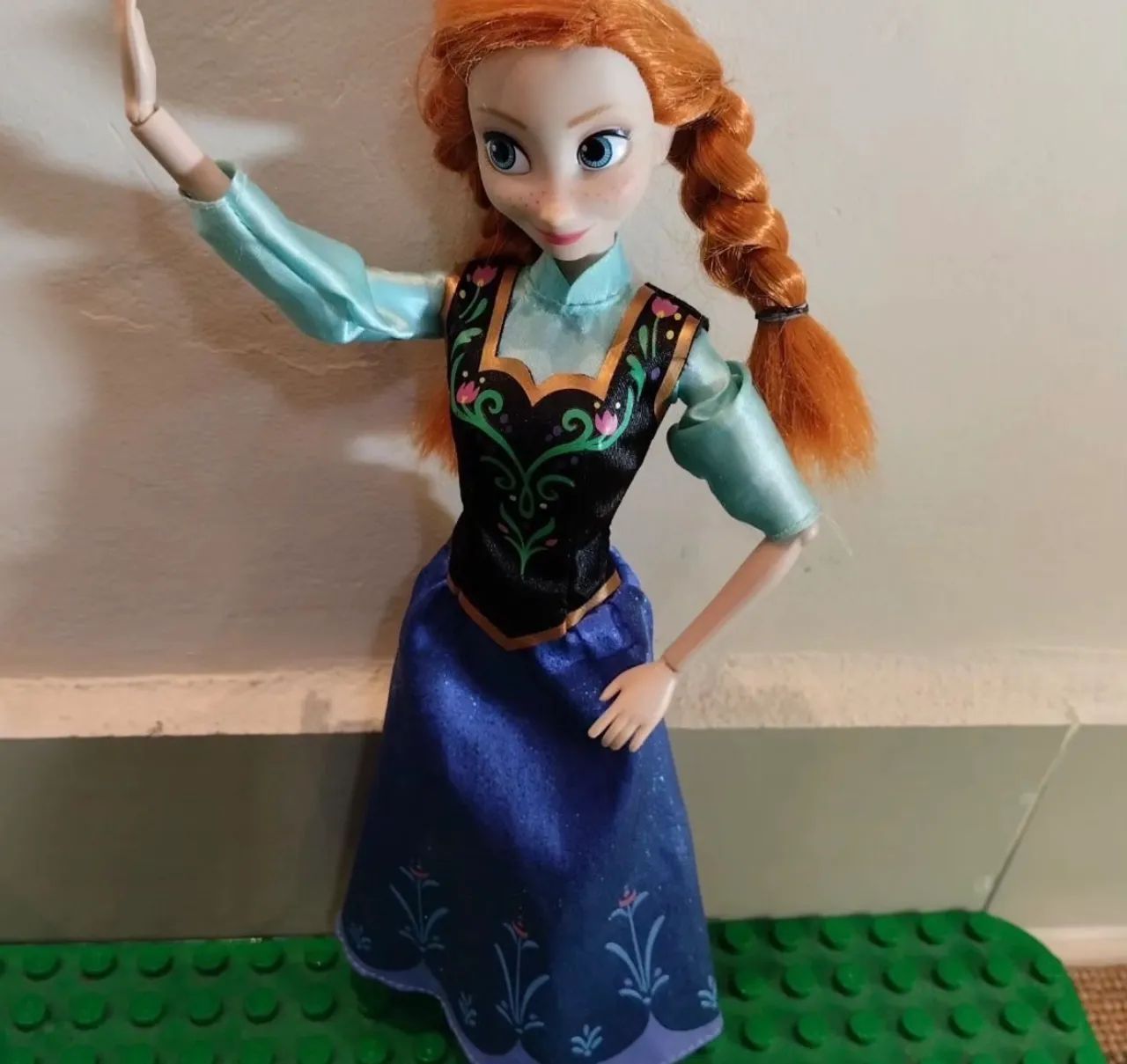 Boneca articulada Frozen Anna - original 