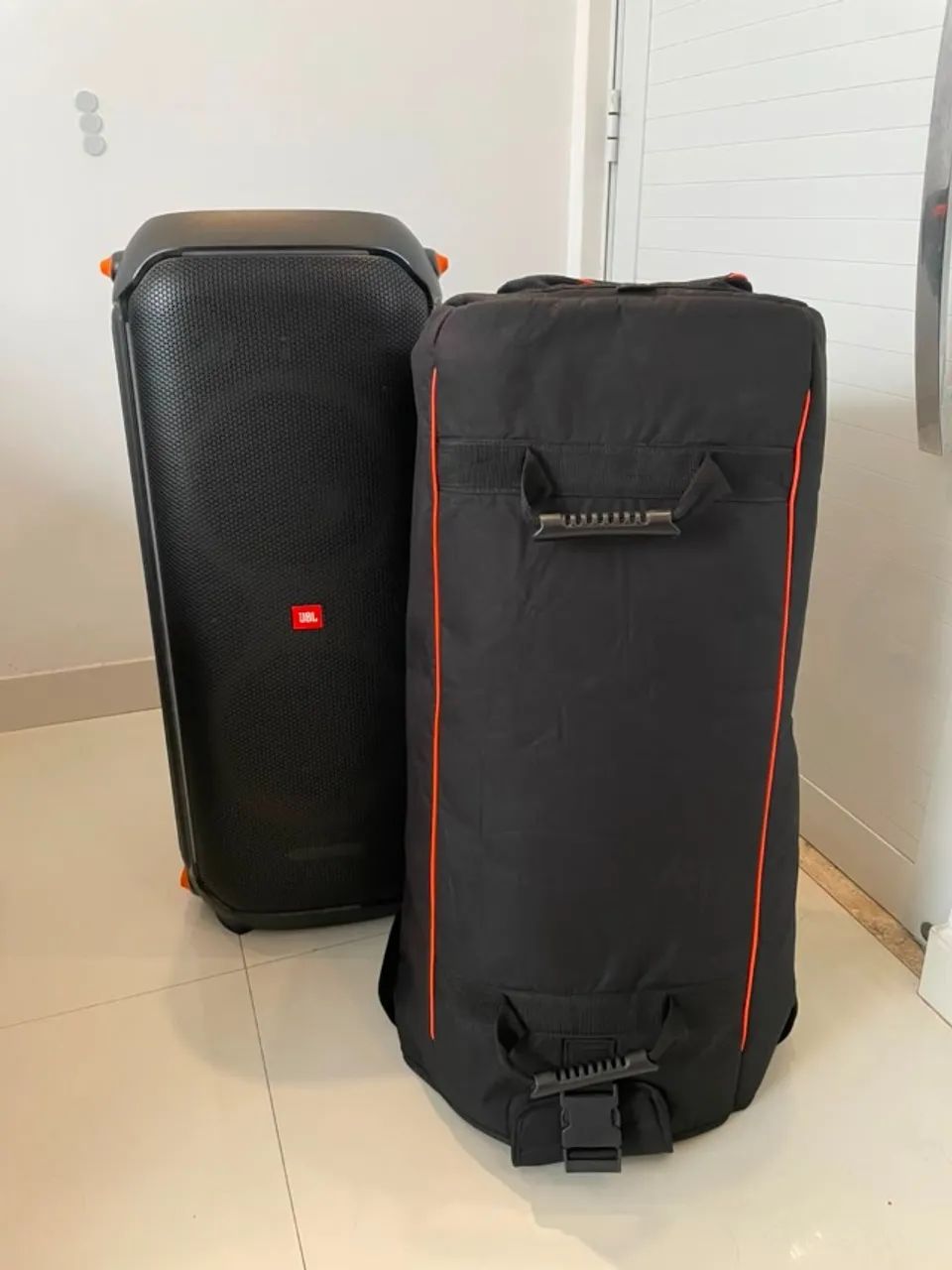 JBL PartyBox 710 + capa + 2 Microfones JBL