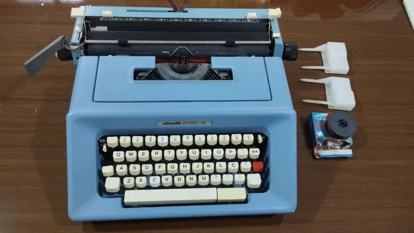 Máquina de Escrever Olivetti Studio 46 - Original e Muito Conservada