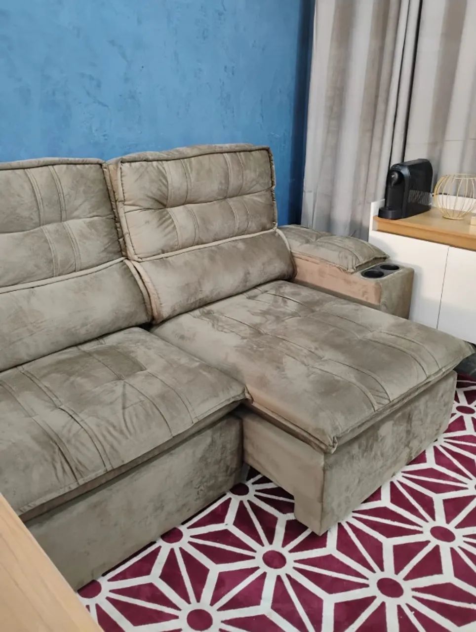 Sofá retrátil com porta copos 3 lugares bege castor