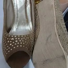 Sapato Peep Toe Arezzo Nude Cravejado Tachas Douradas Salto Metalizado Tam 38 - Foto 4