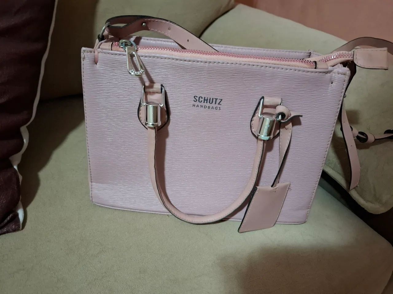 Bolsa Schutz tom suave e elegante