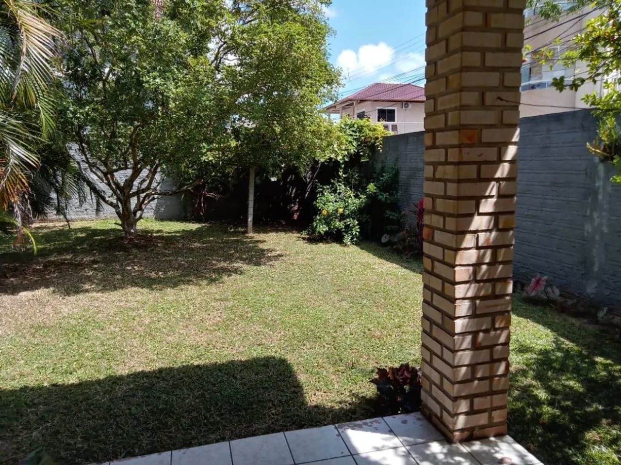Casa térrea com 2 dormitórios + amplo quintal no Bairro dos Ingleses! Confira! - Foto 2