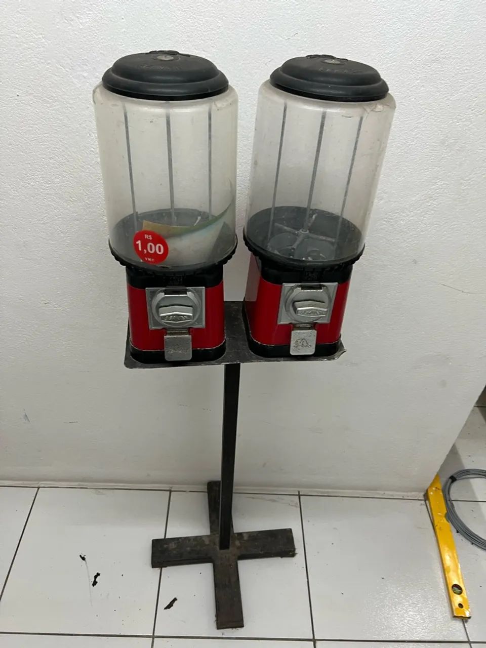 Dupla de Máquinas Vending Machine Bolinha / Guloseimas com Base (Para Reformar)