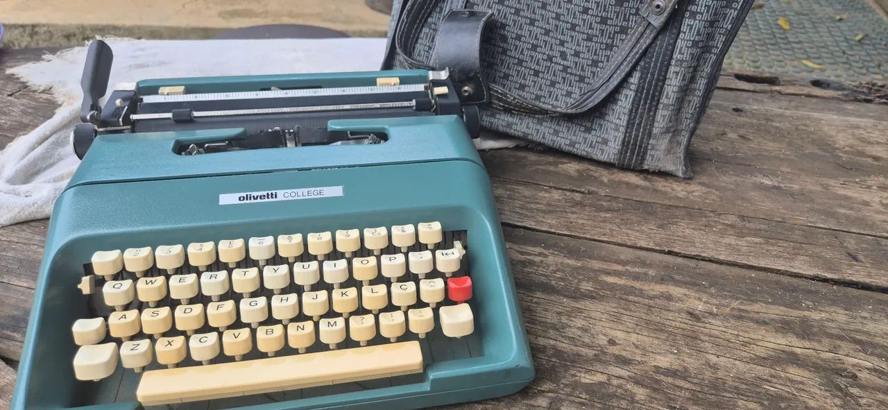 Maquina de escrever OLIVETTI COLLEGE