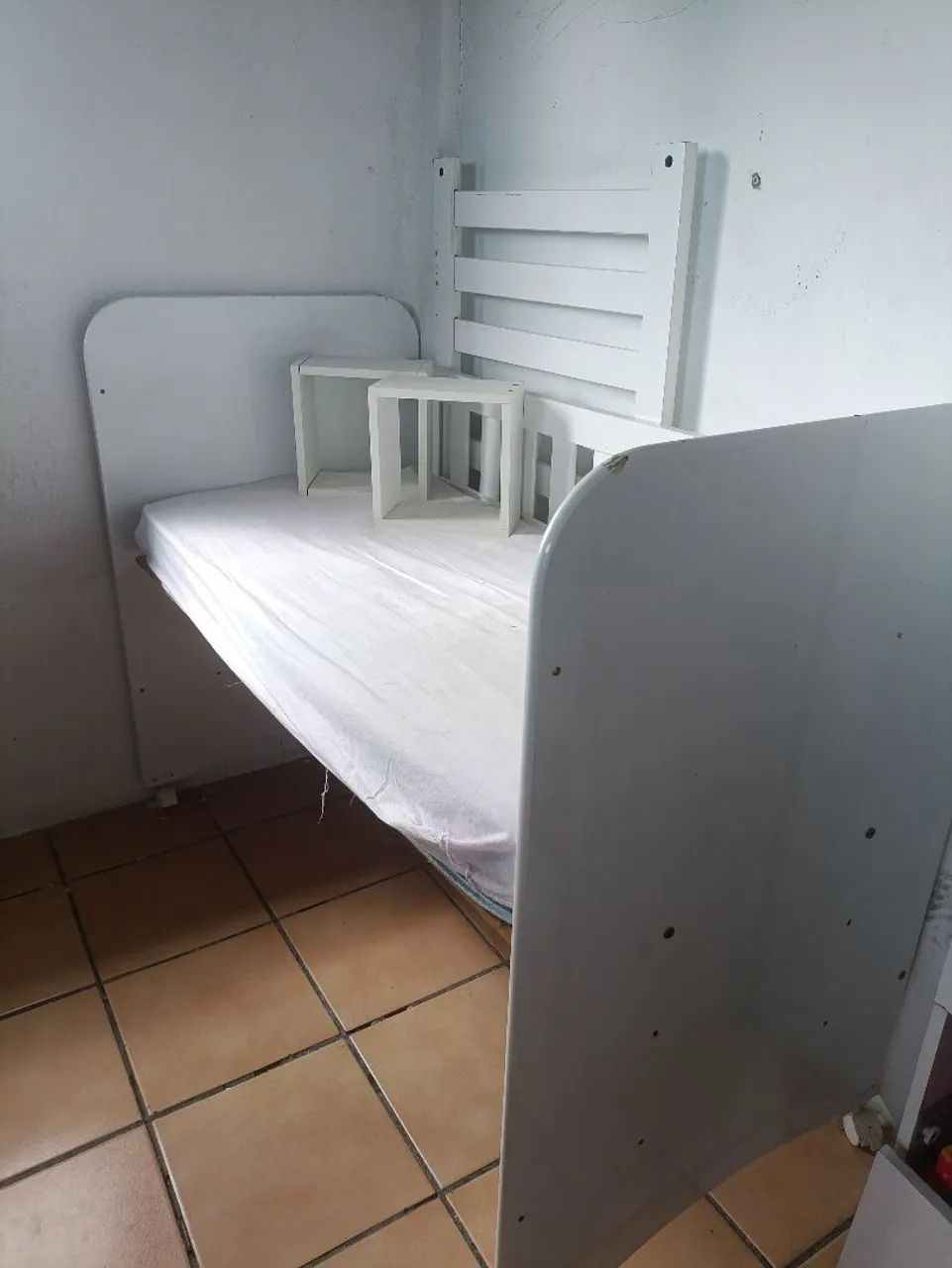 Berço usado em boas condiçõe. Acompanha colchão e nichos  - Foto 2