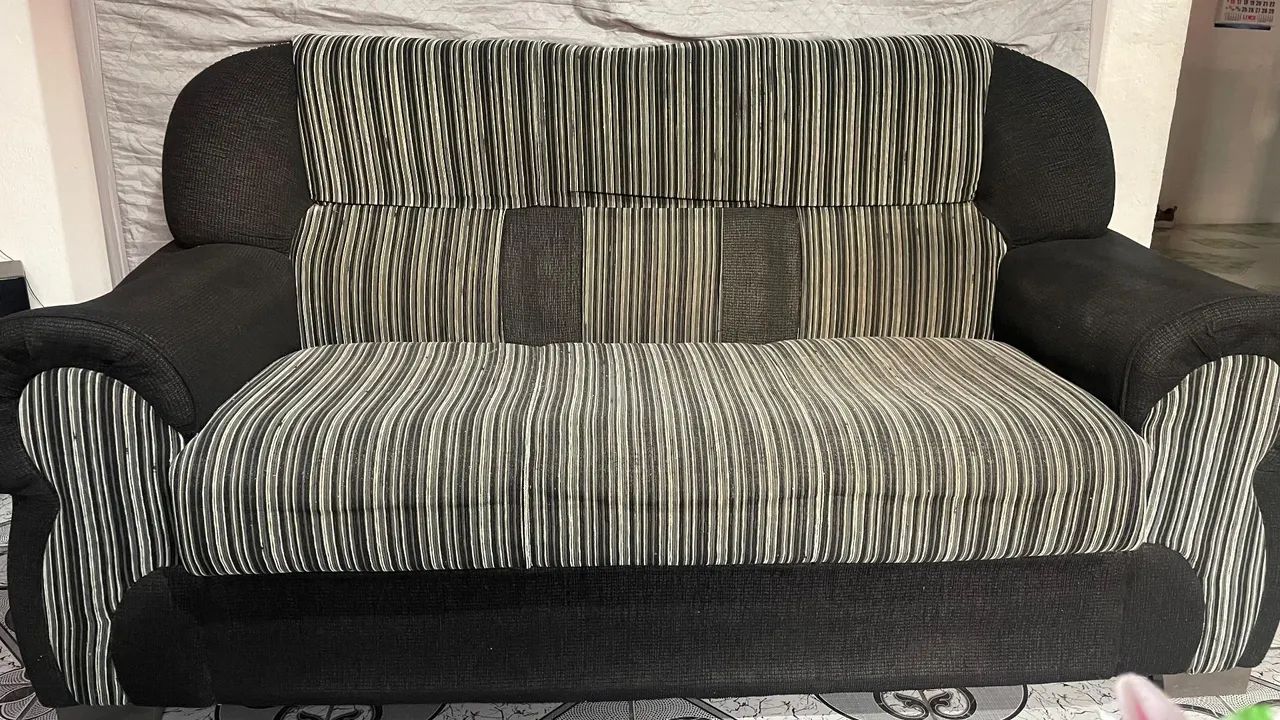 Vendo sofa dois e três lugares. Motivo da venda : Mudança