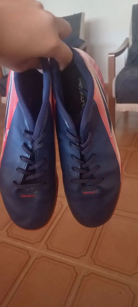 Vendo chuteira de futsal junto com caneleira. Nova usada 2 vezes - Foto 3