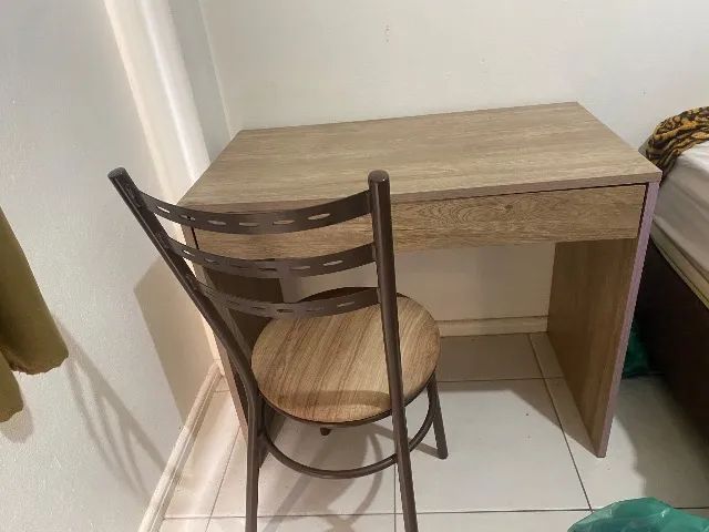 Mesa estudos com cadeira