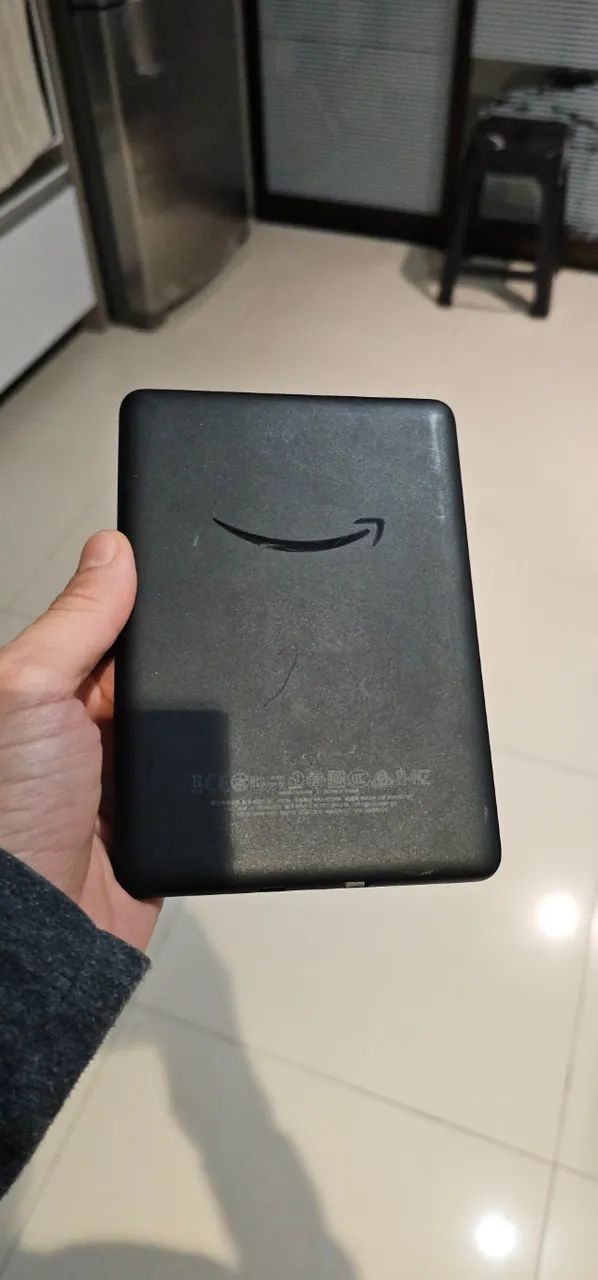 Kindle 10 geração preto com capinha transparente anti-impacto - Foto 4