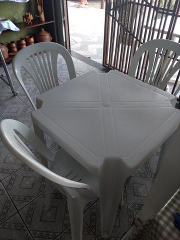 Mesa e cadeiras