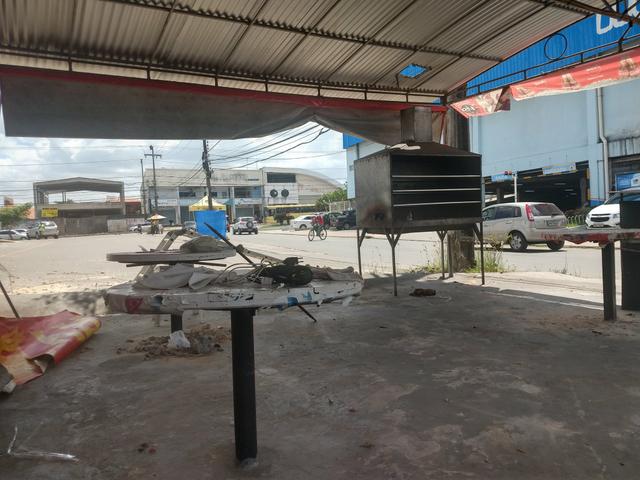Vendo mesas fixas e churrasqueira com espetos