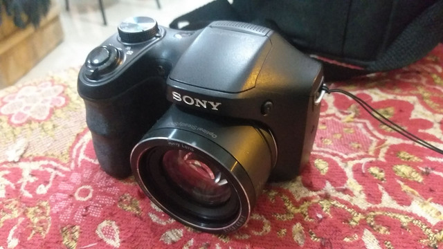 Câmera Sony semi-profissional DSC-H100
