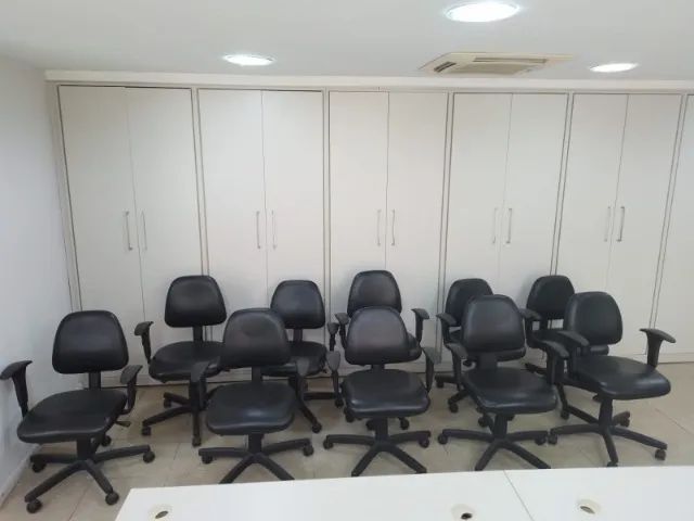 Cadeira de Escritório em couro c/ Braços e rodinhas - Foto 2
