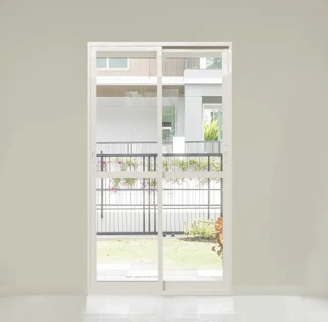 Porta de correr em alumínio branca com vidro temperado 2 folhas 220x140x8 - Foto 2