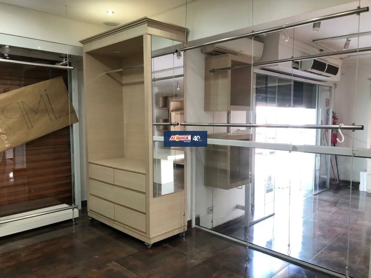 Salão com 60m² e 2 vagas de garagem para alugar no Jardim Maia - por R$ 5.000,00 - Foto 3