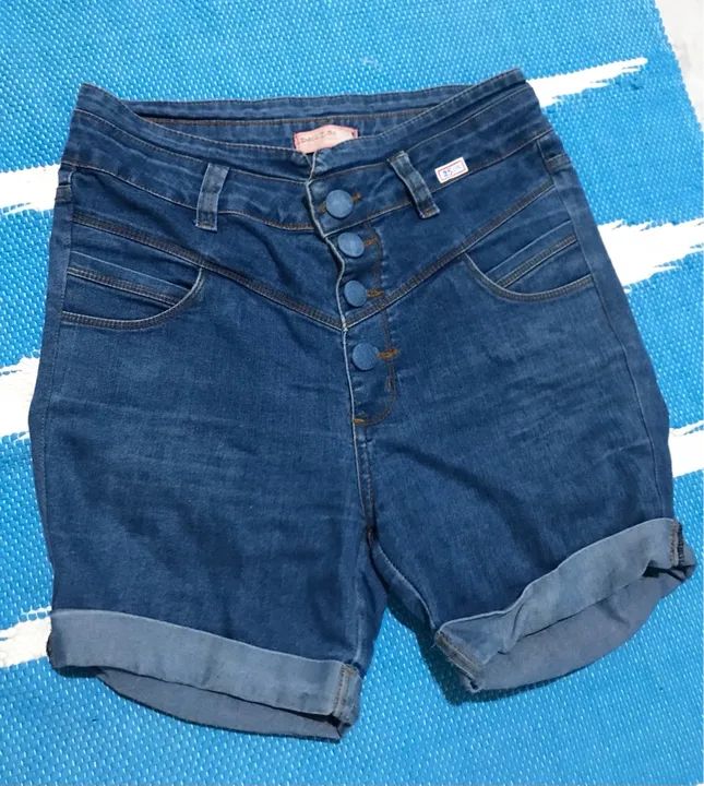 Short jeans com bolsos