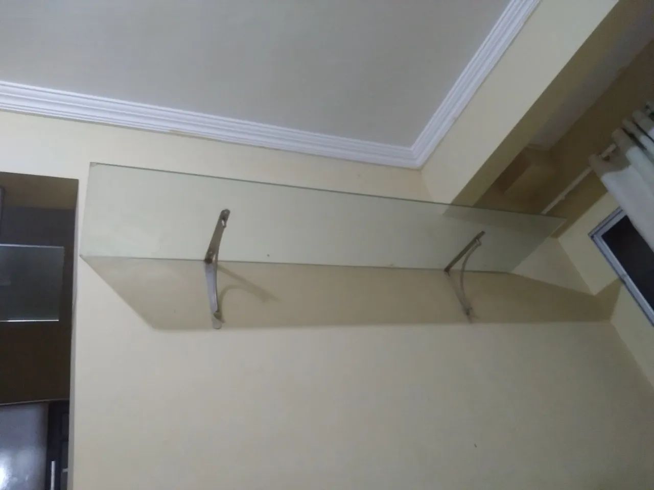 Prateleira de vidro e aço 