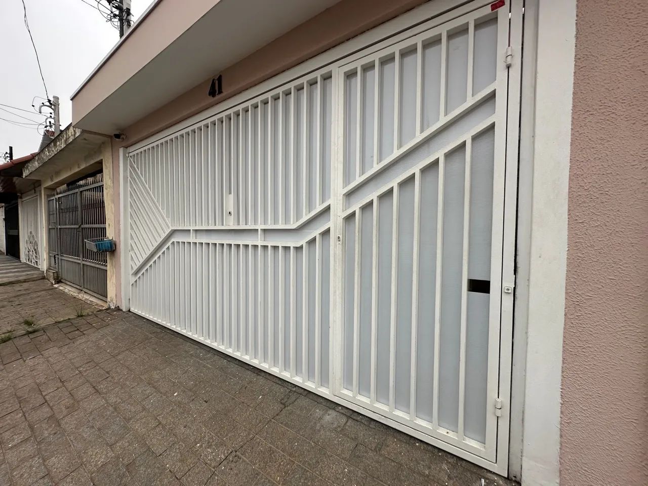 Solução de fechamento de portão com policarbonato 