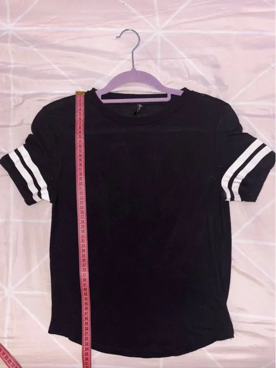 Camiseta preta com listras brancas - H&M - Foto 3
