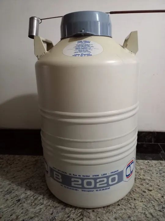 Botijão para armazenamento de nitrogênio líquido.