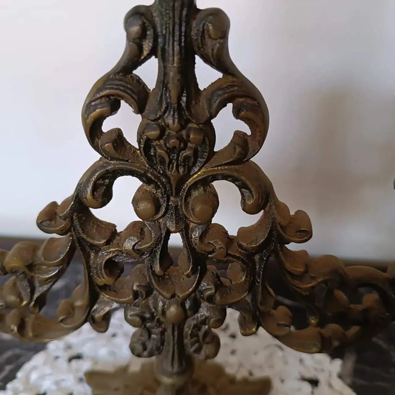 Par de Candelabros Antigos em Bronze - Foto 4