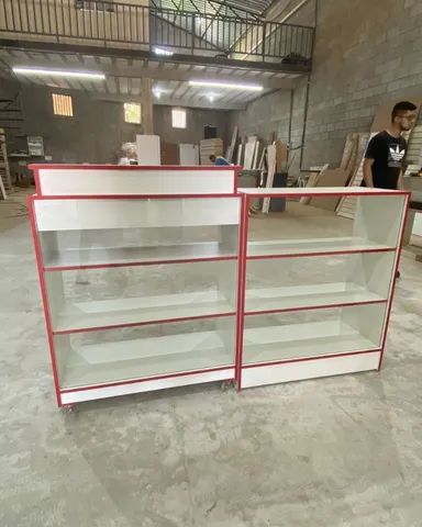 BALCÃO CAIXA VITRINE + BALCÃO VITRINE COM FITA VERMELHA MDF 