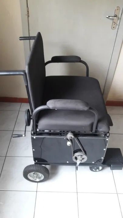 Cadeira de Rodas com Regulagem de Altura e Lateral - Foto 3