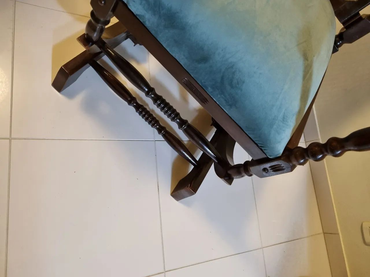 Cadeira de Balanço antiga em Madeira Maciça - Foto 4