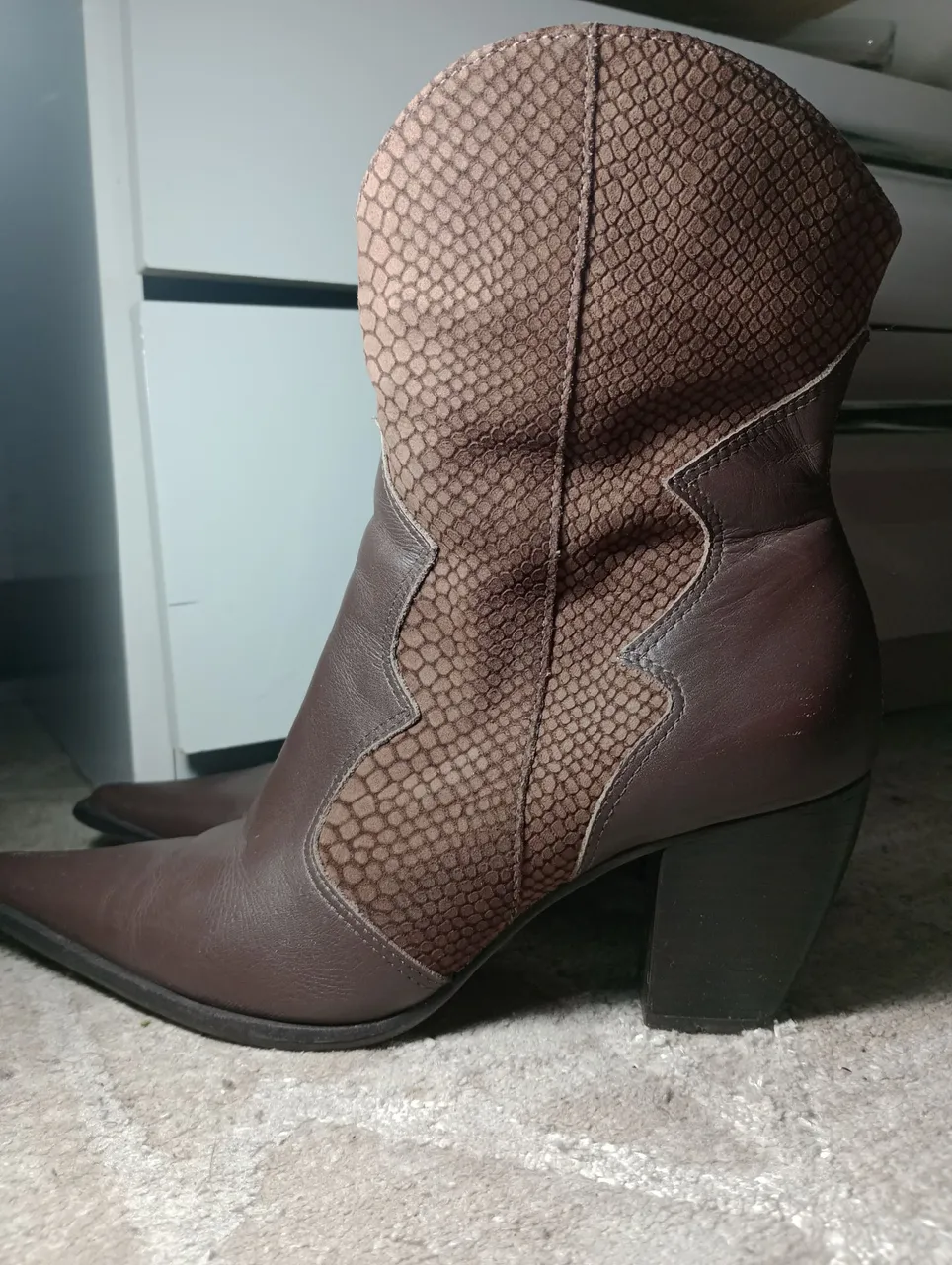 Bota Feminina Western em Couro Marrom