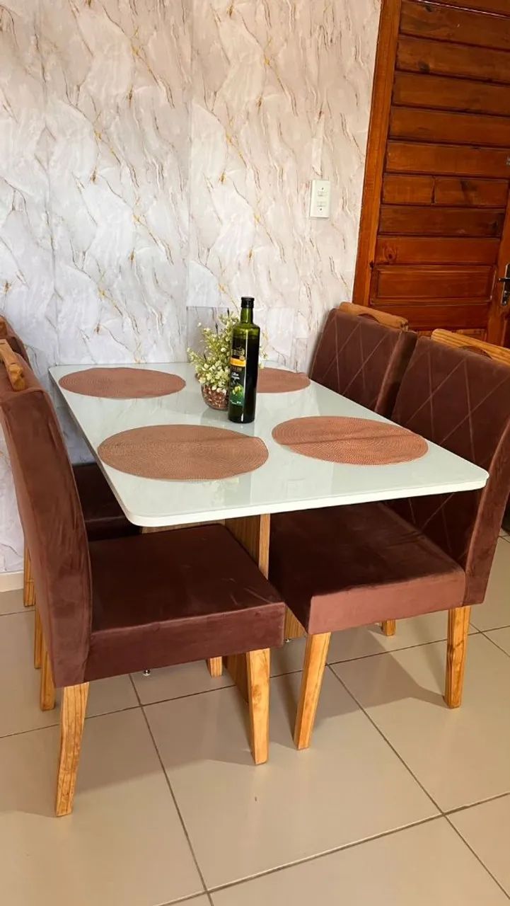 Mesa de Luxo - 4 cadeiras de madeira 