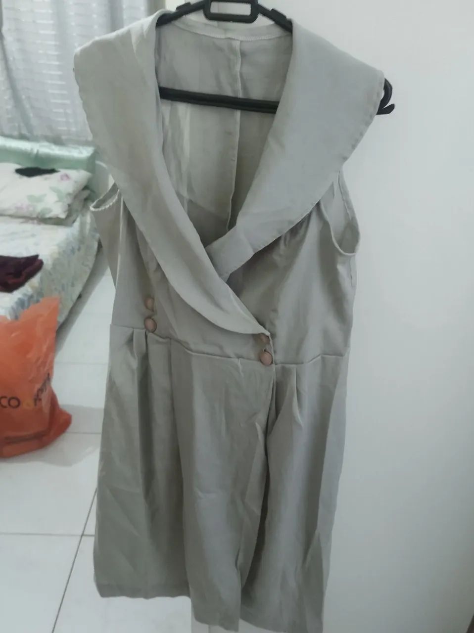 Vestido Social Elegante com Gola Drapeada