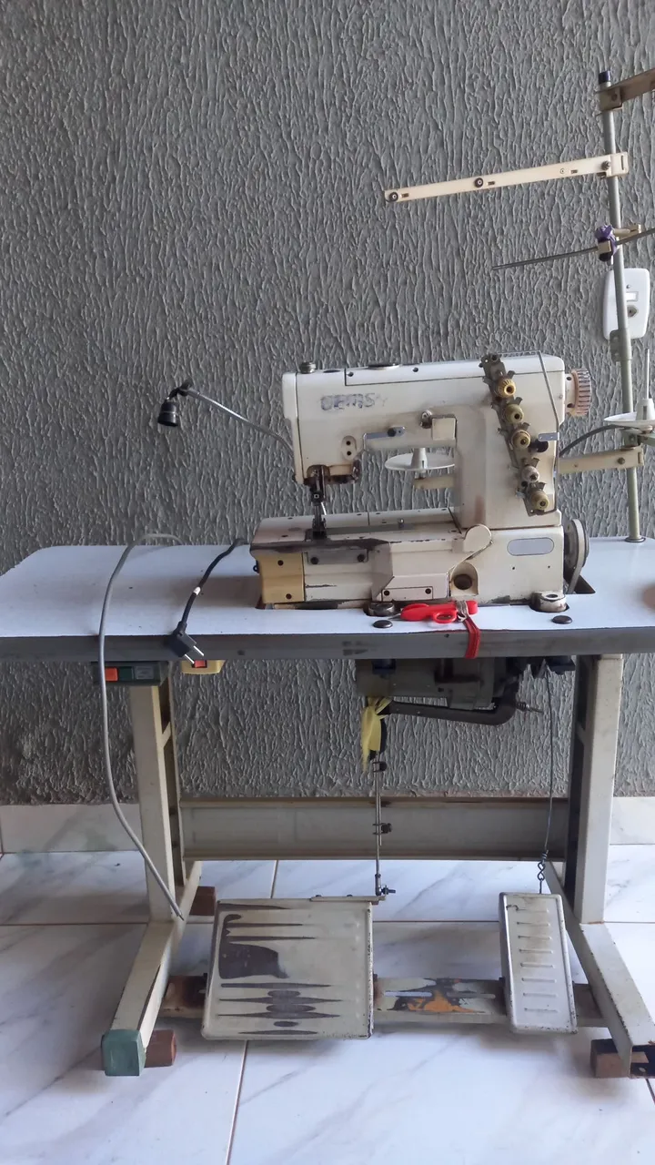 Máquina de Costura Industrial GEMSY