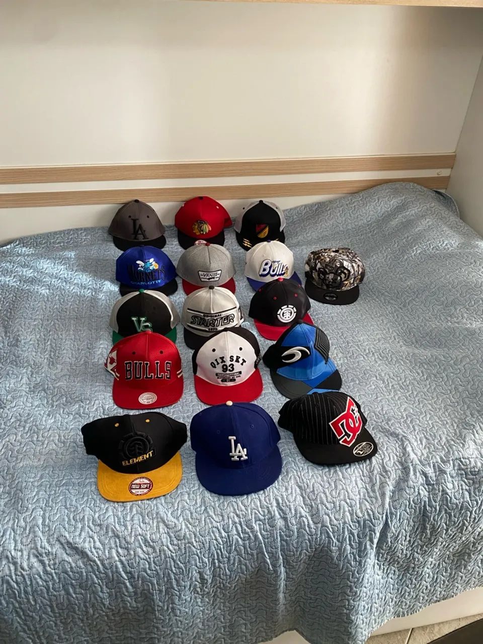 R$100 cada boné - Todos por R$1200