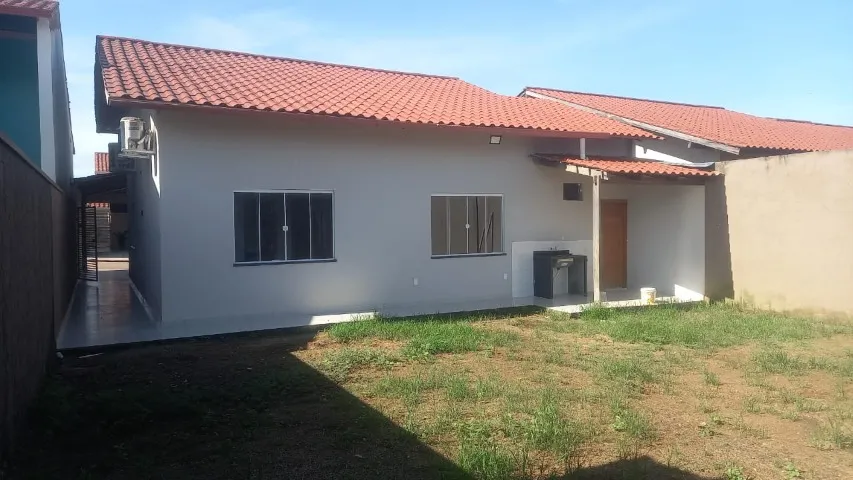 Casa com 03 suítes em condominio fechado.