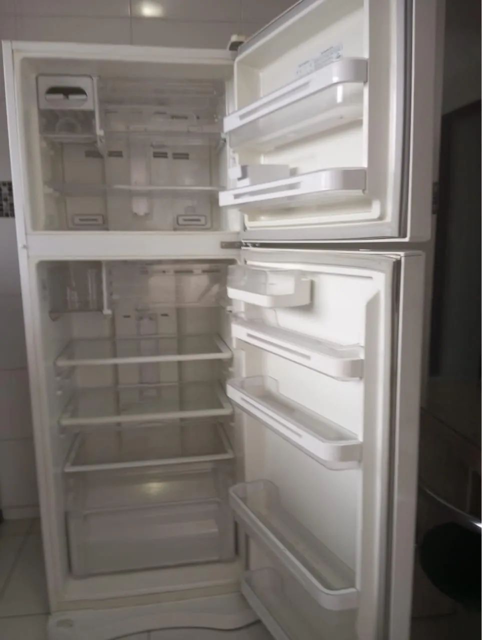 Geladeira eletrolux seminova 127v 350l - Foto 2