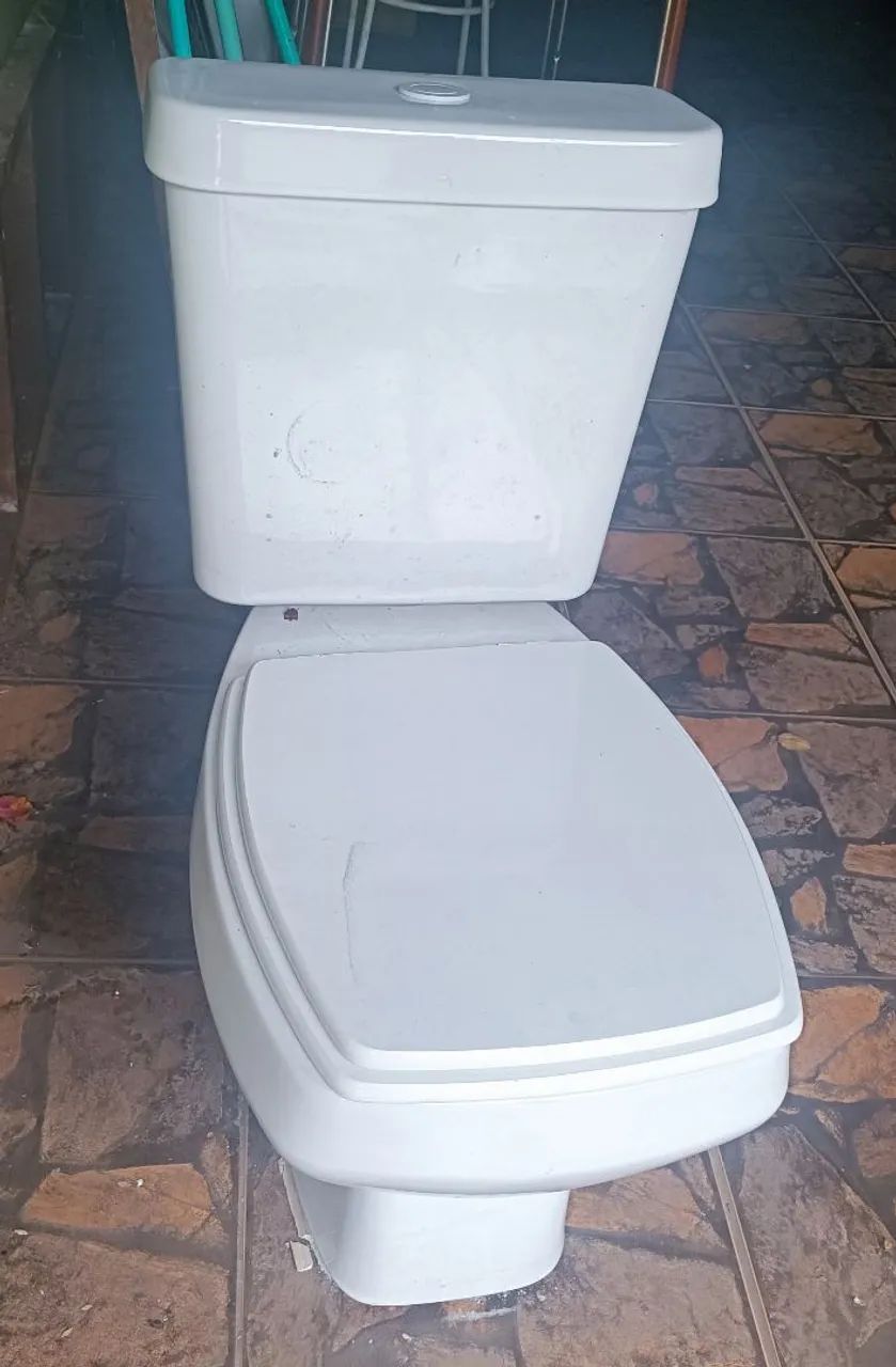 Vaso Sanitário Branco com caixa aclopada em Ótimo Estado - Foto 2