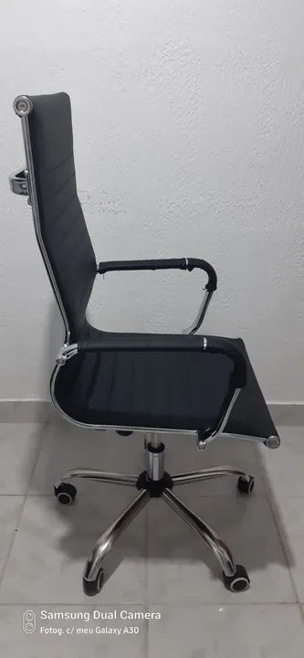 Cadeira de Escritório Giratória com Rodinhas em perfeito estado  - Foto 2