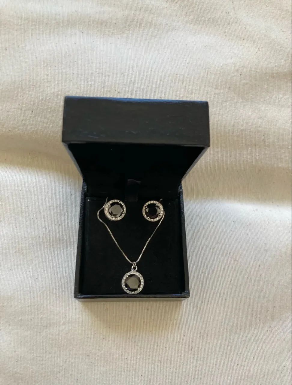 Conjunto brinco e colar com pedra preta