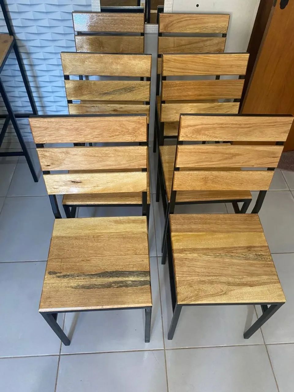 Cadeiras de madeira com design moderno
