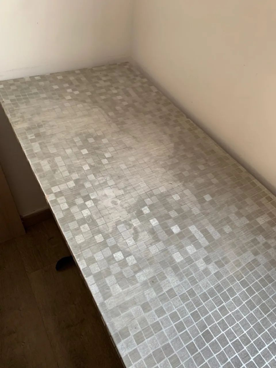 Mesa de estudos com compartimento para armazenamento de itens  - Foto 3