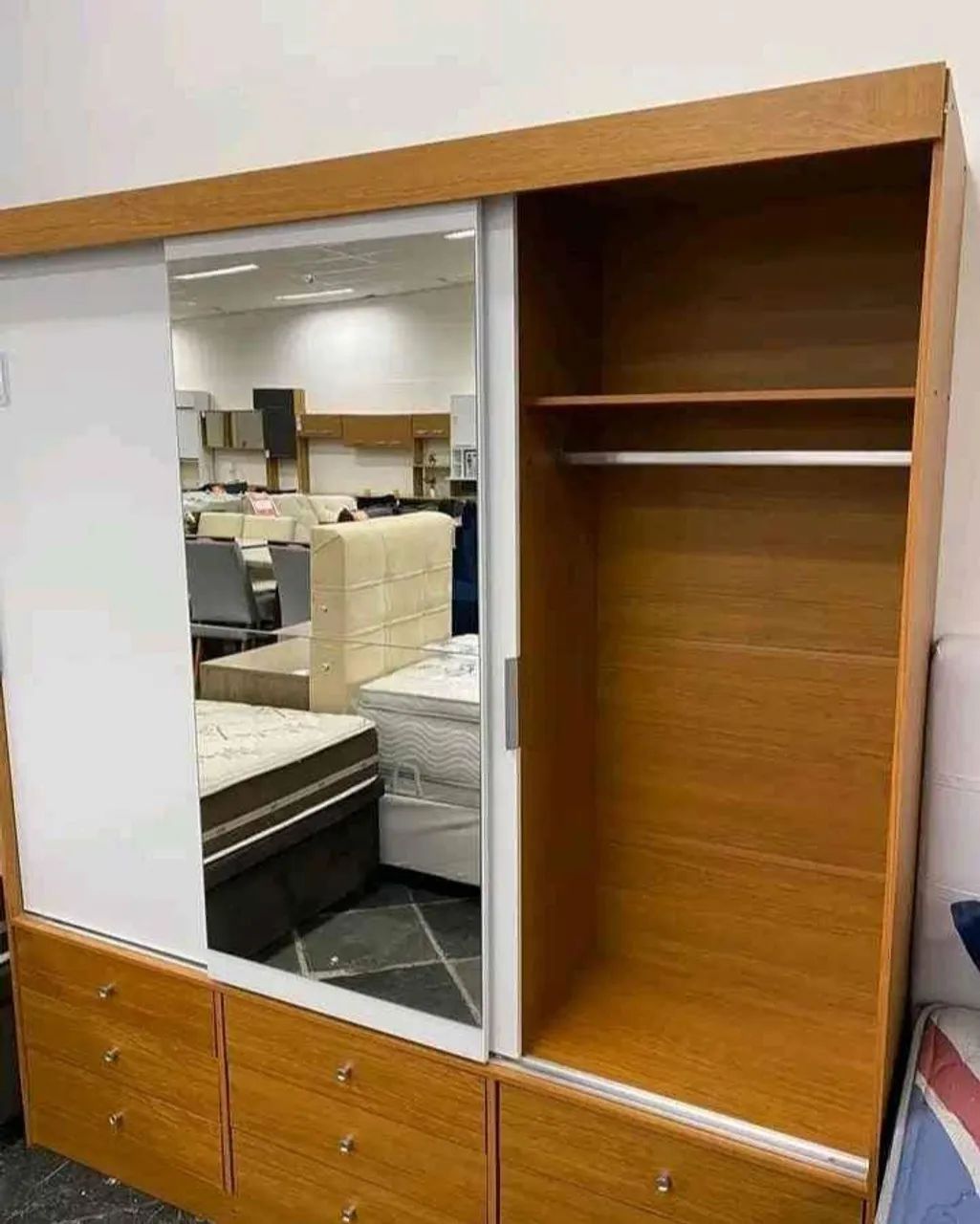 GUARDA ROUPA GRANDE E ESPAÇOSO 