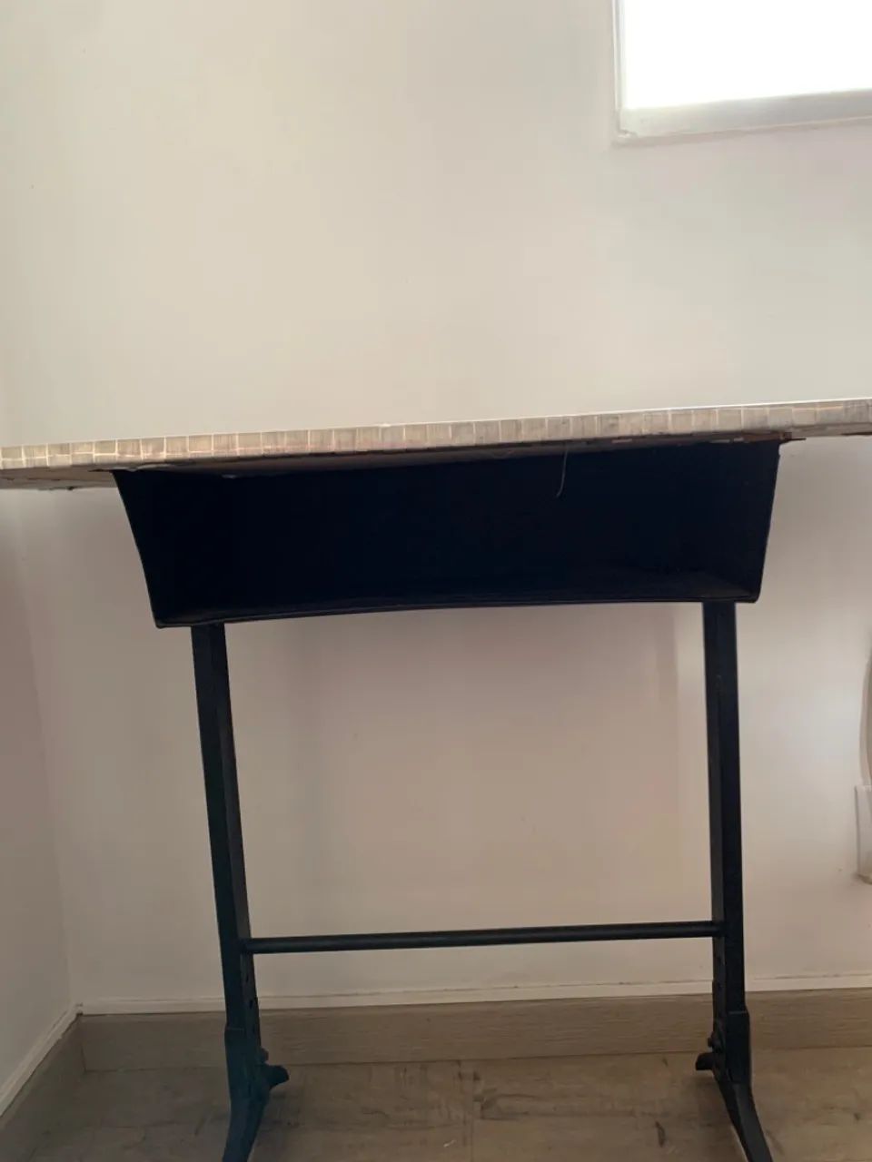 Mesa de estudos com compartimento para armazenamento de itens  - Foto 4